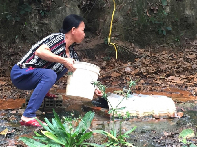 Một người dân sống ngay cạnh Khu xử lý chất thải của Công ty TNHH Cù Lao Xanh là chị Hoàng Thị Hội , ấp 7, xã Xuân Tâm, huyện Xuân Lộc, cho hay nhiều năm nay giếng nước của gia đình không sử dụng được vì bị ô nhiễm từ nước rỉ rác. Ảnh: Văn Việt/TTXVN