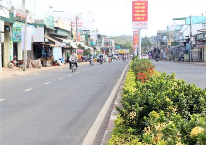 Tuyến đường Nguyễn Văn Linh nằm ngay trung tâm thị trấn Ea T\'ling được mở rộng từ 16m lên 22m nhưng không tốn kém chi phí đền bù giải phóng mặt bằng. Ảnh: Phan Tuấn