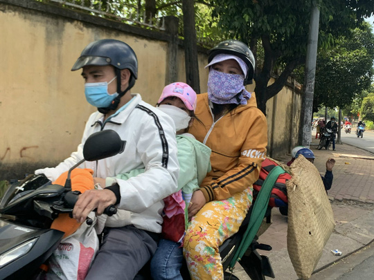 Anh Thạch Văn Quý và vợ đưa con gái từ An Giang lên Bình Dương để chuẩn bị đi học trực tiếp tại trường sau một thời gian ở dưới quê cùng ông bà học online