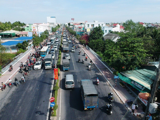 Dòng người từ miền Tây dồn dập đổ về TP HCM đã khiến tuyến đường như cao tốc Trung Lương – Mỹ Thuận, Quốc lộ 1 qua tỉnh Tiền Giang xảy ra ùn ứ cục bộ ở một số đoạn.