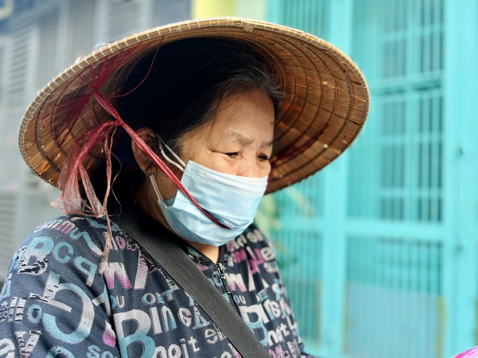 Là điểm tựa kinh tế của người con tâm thần, bà Mai buộc phải ở lại Tết bán vé số VŨ PHƯỢNG