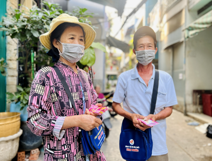 Vợ chồng ông Nguyễn Thành Quý (58 tuổi) và bà Lê Thị Dung (57 tuổi) cùng ở lại Sài Gòn Tết này VŨ PHƯỢNG