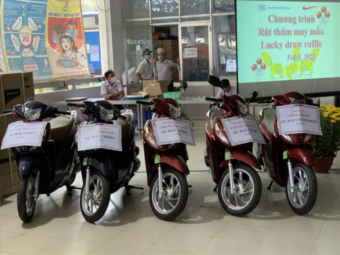 Rút thăm may mắn cho người lao động tại Công ty TNHH Changshin Việt Nam. Ảnh: Hà Anh Chiến