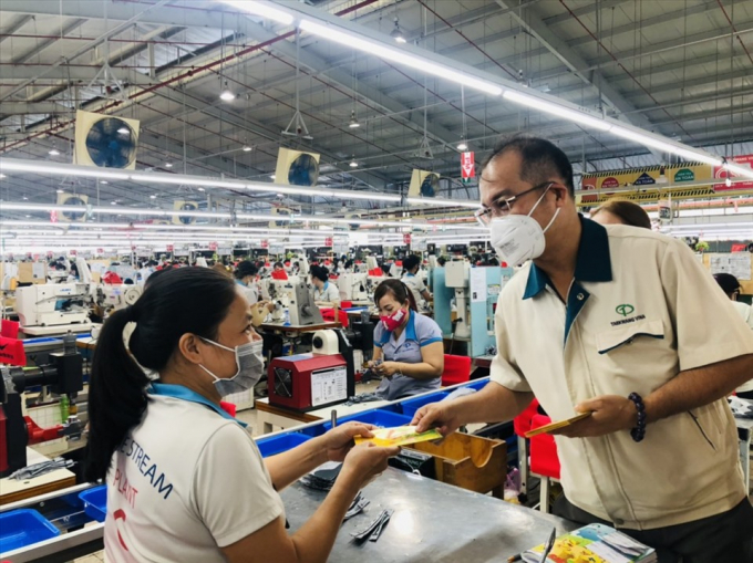 Lì xì đầu năm cho người lao động tại công ty CP Taekwang Vina. Ảnh: Hà Anh Chiến
