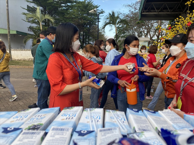 Công ty TNHH Pousung Việt Nam tặng bánh, sữa cho người lao động ngày làm việc đầu năm. Ảnh: Hà Anh Chiến