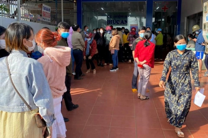 Cán bộ, công chức, viên chức của tỉnh Đắk Nông đổ xô đi test nhanh trước ngày đi làm trở lại (Ảnh Đ.L. 24h).