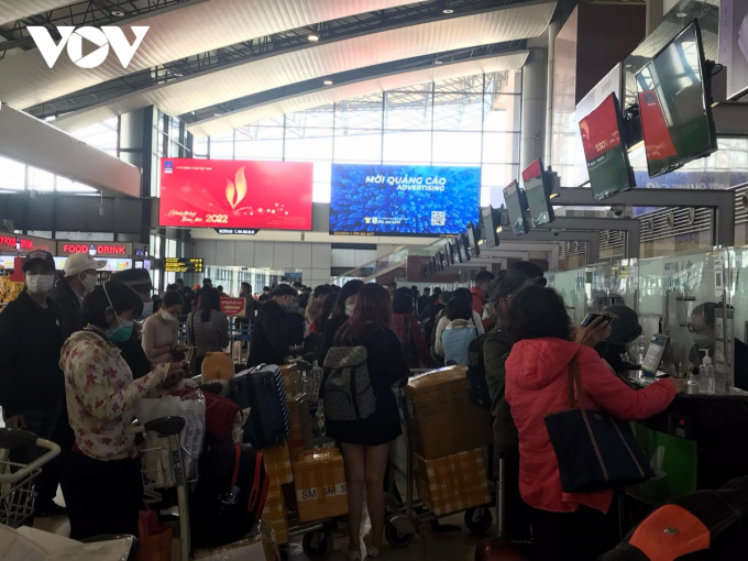 Đại diện Cảng HKQT Nội Bài cho biết, số lượng chuyến bay và hành khách qua sân bay Nội Bài trong ngày 5 - 6/2 đều tăng cao so với ngày cao điểm nhất trước Tết.