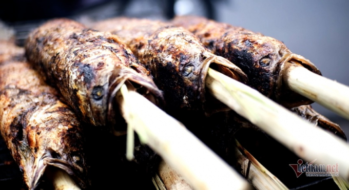 Cá lóc nướng là đồ ăn được người dân TP.HCM đặc biệt ưa chuộng cho việc cúng ngày vía Thần Tài (ảnh: Trần Chung)