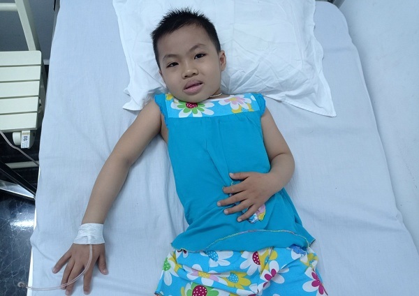Bé Phạm Nguyễn Tuyết Anh mắc phải căn bệnh ung thư quái ác hơn 1 năm nay.