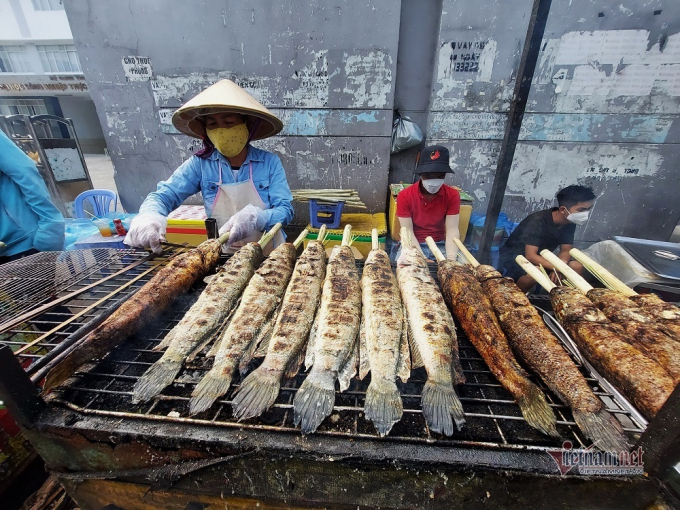 Bà Cúc Bụi, người mang món cá lóc nướng nổi tiếng về đường Tân Kỳ Tân Quý (ảnh: Trần Chung)