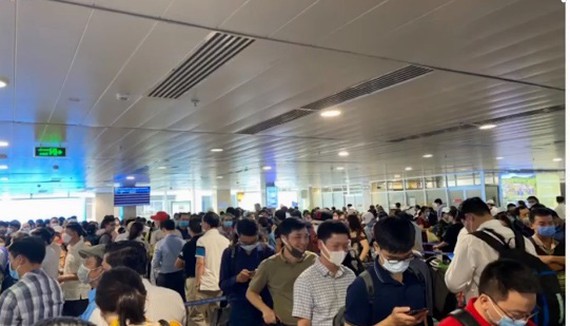 Sân bay Tân Sơn Nhất tiếp tục đông khách sau tết
