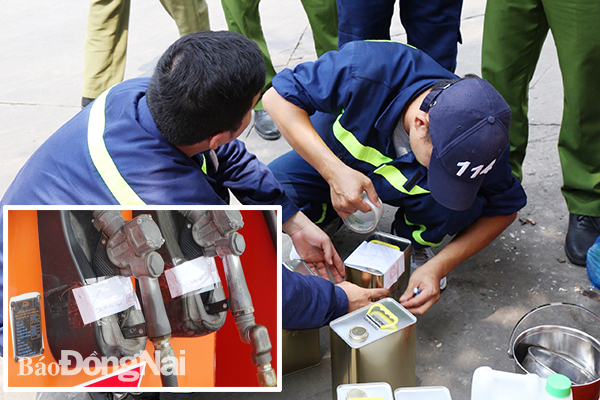 Cơ quan điều tra niêm phong mẫu xăng dầu thu từ các cây xăng trong đường dây để giám định.