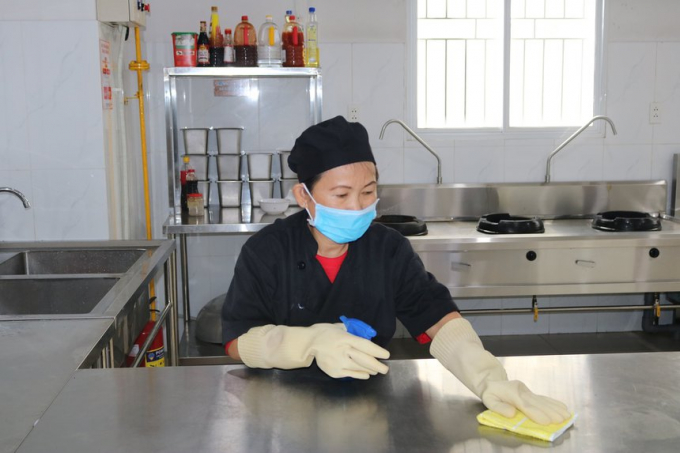 Bếp ăn, căng tin được lau dọn để đảm bảo vệ sinh. Ảnh: KC.