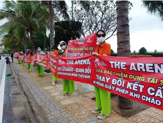 Người dân mua căn hộ thuộc dự án The Arena phản ứng trước những sai phạm của chủ đầu tư.