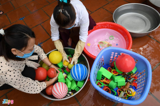 Các trường mầm non vệ sinh đồ chơi cho trẻ. Ảnh minh họa: Việt Hùng.