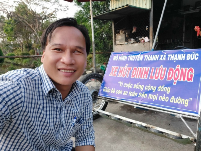 Anh Duy và chiếc xe hút đinh do anh tự chế. Ảnh: An Long