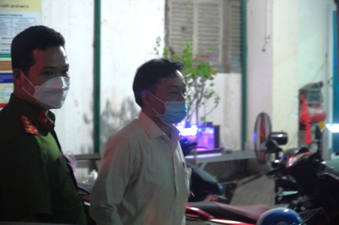 Cựu chủ tịch UBND tỉnh Bình Thuận Nguyễn Ngọc Hai bị Cơ quan CSĐT Bộ Công an bắt tạm giam đưa ra khỏi trụ sở Công an P.Bình Hưng tối 10.2. Ảnh D.T