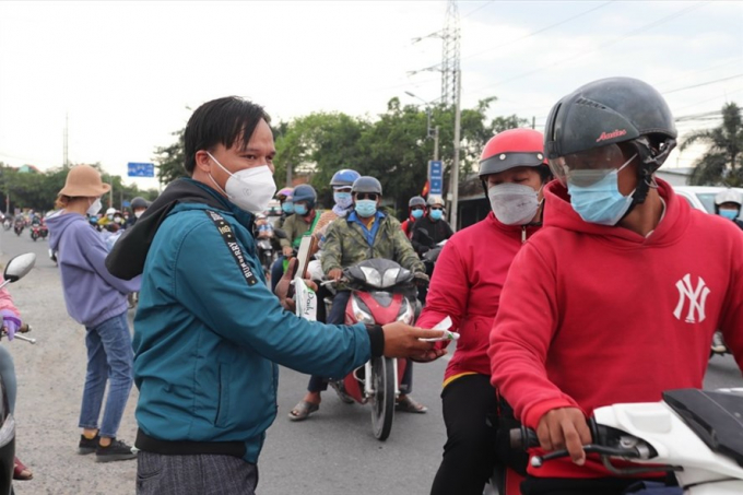 Anh Duy trong một buổi phát nước suối miễn phí cho người đi đường trên Quốc lộ 1 dịp Tết Nguyên đán 2022. Ảnh: An Long