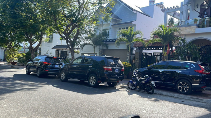 Khám xét nhà riêng của bị can Hồ Lâm, cựu Giám đốc Sở TN-MT Bình Thuận. Ảnh