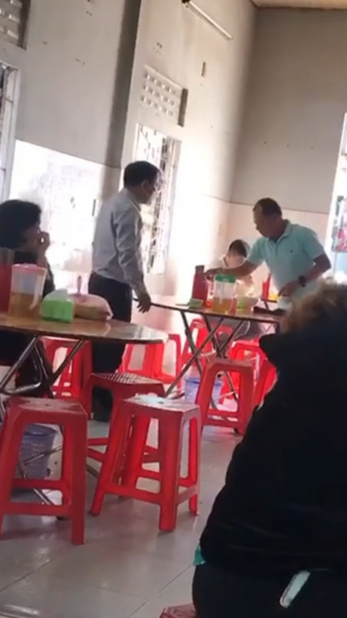 Chủ quán bún lòng Bà H. (đường Hải Phòng, Q.Thanh Khê, TP.Đà Nẵng) đôi co với thực khách khi người này xin thêm dĩa rau sống. ẢNH CHỤP MÀN HÌNH