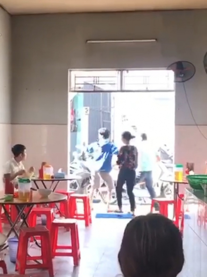 Chủ quán vác ghế phang tới tấp, rượt đuổi thực khách. ẢNH CHỤP MÀN HÌNH
