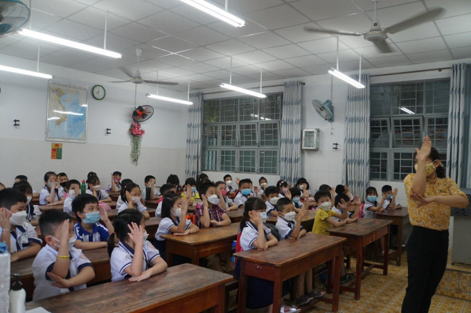 Học sinh lớp 1 được hướng dẫn các quy định trong lớp, làm quen môi trường học mới. Ảnh: M.N.