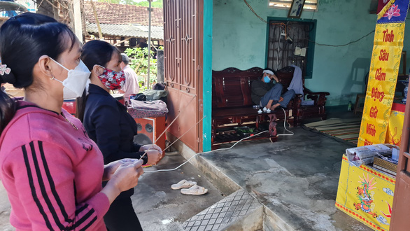 Bà con hàng xóm liên tục đến viếng, tiễn đưa Nghĩa - Ảnh: LÂM THIÊN