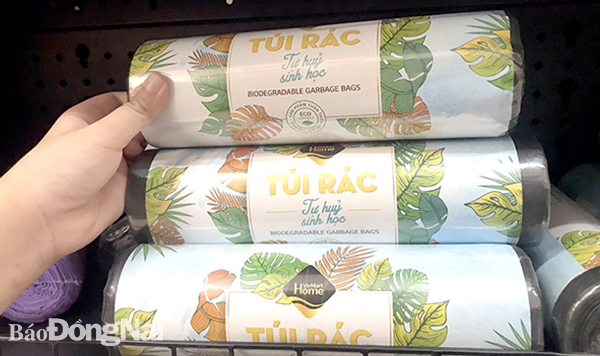 Loại túi đựng rác Sở TN-MT đề xuất các địa phương mua cấp cho người dân. Ảnh: L.An