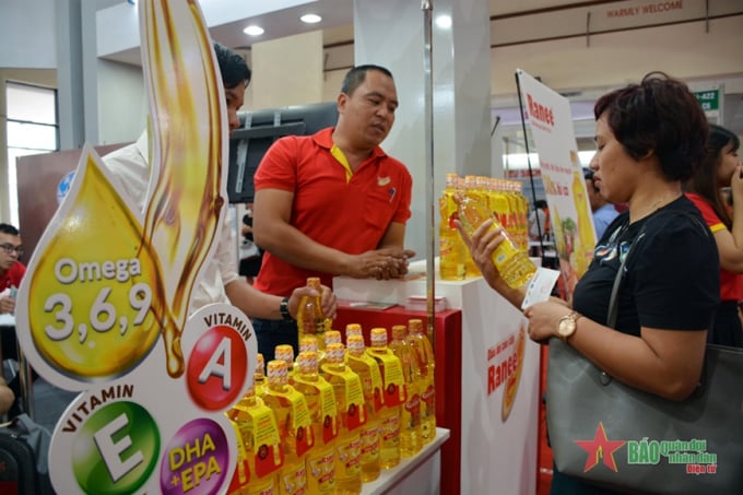 Dầu ăn được chế biến từ mỡ cá tra - một phụ phẩm được giới thiệu tại Hội chợ về Thủy sản được tổ chức ở Hà Nội. Ảnh NGUYỄN KIỂM