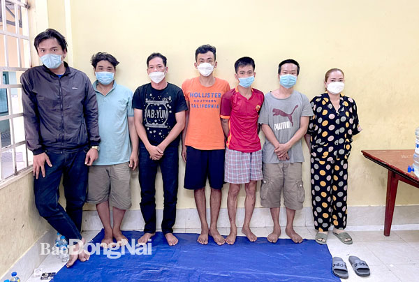 Nhóm đối tượng trộm cây mai bị Công an TP.Biên Hòa bắt giữ. Ảnh: Trần Danh