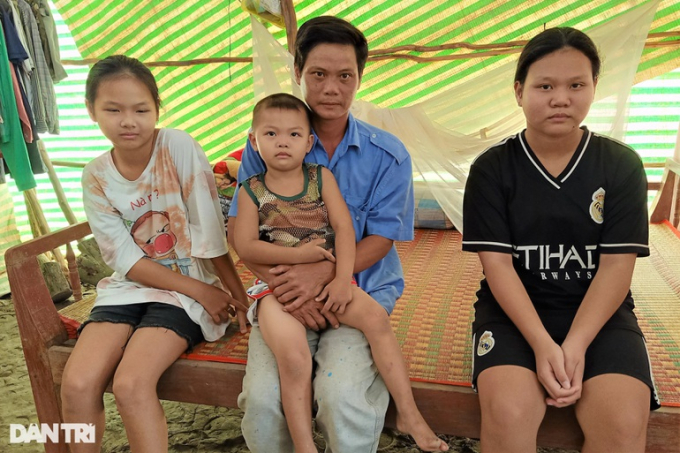 Anh Kiệt và 3 đứa con trong căn nhà tạm bợ ở quê nhà tại xã Vĩnh Hưng A, h