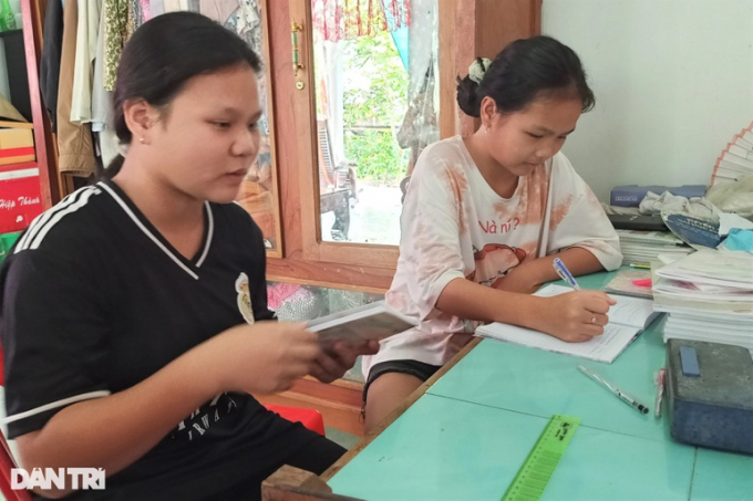 Hai cháu Thảo My và Thảo Vy đang học lớp 7 và lớp 6. Các cháu mong được tiếp tục đến trường để có tương lai sau này (Ảnh: Huỳnh Hải).