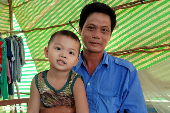 Con trai út của anh Kiệt là cháu Thế Vinh còn rất vô tư nhưng với tình cảnh gia đình hiện nay thì tương lai của cháu cũng không biết ra sao (Ảnh: Huỳnh Hải).