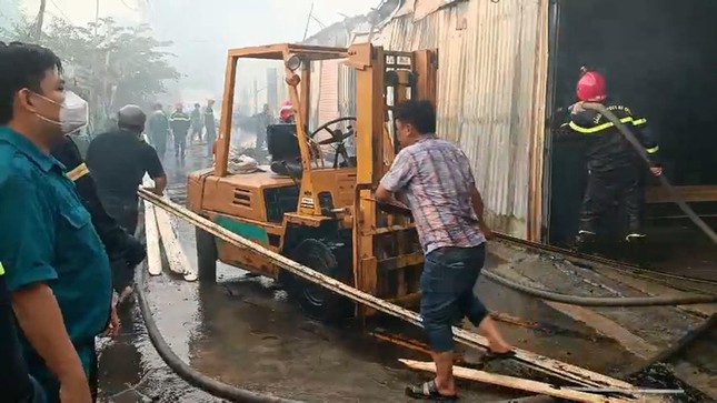 Công nhân di dời tài sản ra khu vực an toàn.