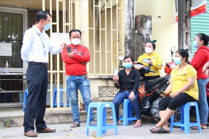 Người lao động Công ty TNHH Gỗ Lee Fu VN đến Trung tâm tư vấn pháp luật Công đoàn thuộc LĐLĐ tỉnh Đồng Nai để được tư vấn, hỗ trợ. Ảnh: Hà Anh Chiến