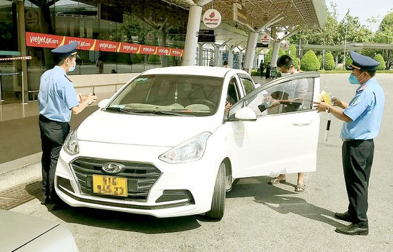 Thanh tra giao thông TPHCM xử lý một ô tô vi phạm giao thông trong sân bay Tân Sơn Nhất