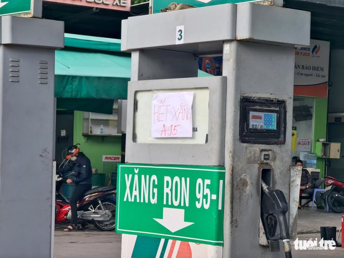 4 trụ bơm xăng của một cây xăng lớn trên đường Nguyễn Oanh (quận Gò Vấp) thông báo hết xăng A95 vào chiều 20-2 - Ảnh: NGỌC HIỂN