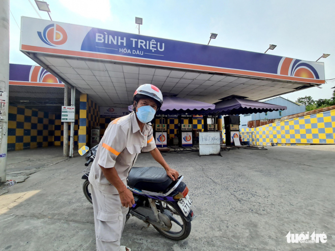 Một người đàn ông ghé vào đổ xăng tại cây xăng ở quận 12 vào chiều 20-2 nhưng cửa hàng treo biển 