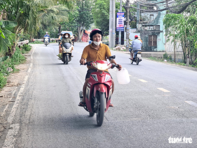Một người đàn ông mang theo can xăng đi mua xăng ở 2 cây xăng trên đường Hà Huy Giáp (quận 12) nhưng cả 2 nơi này đều thông báo hết xăng - Ảnh: NGỌC HIỂN
