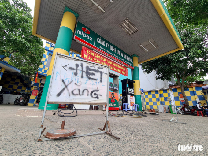 Cây xăng dán thông báo 
