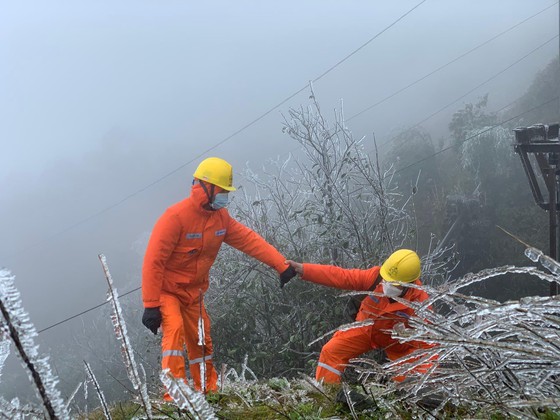 Thợ điện ở huyện Lộc Bình - Lạng Sơn dầm mình trong băng giá để xử lý sự cố điện ngày 20 và 21-2