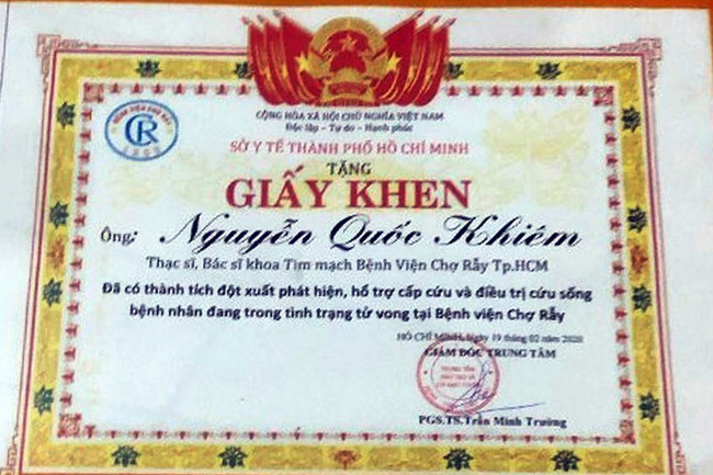 Giấy khen của Bệnh viện Chợ Rẫy do Khiêm tự làm. Ảnh: P.V