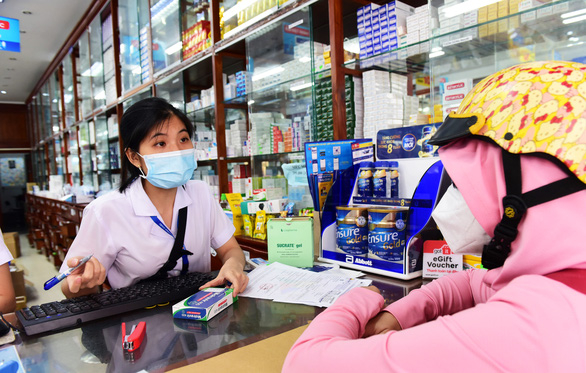 Người dân TP.HCM mua thuốc kháng virus có chỉ định của bác sĩ tại các nhà thuốc Long Châu - Ảnh: DUYÊN PHAN