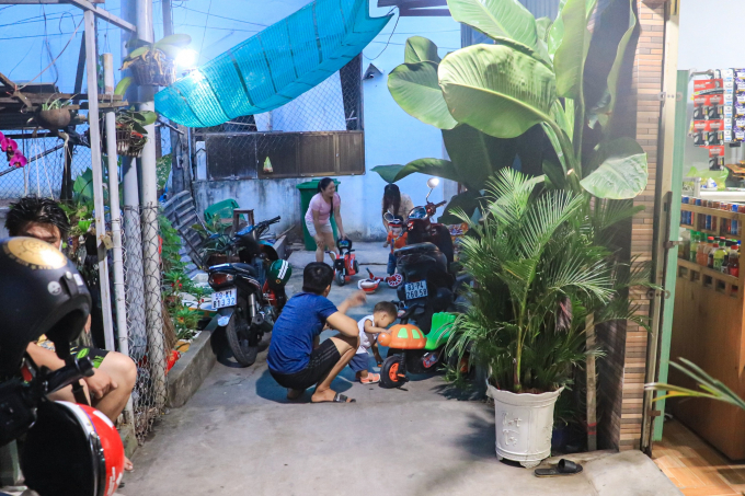 Công nhân, người lao động sinh hoạt tại khu trọ của bà Thanh sau giờ tan tầm NGỌC DUY