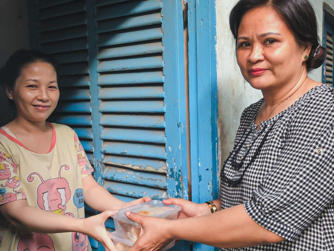 Bà Thanh nấu thịt kho, phát cho người thuê trọ khó khăn bị ảnh hưởng bởi Covid-19