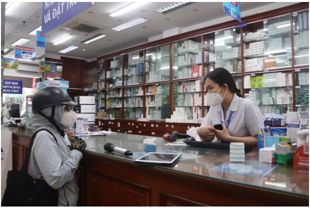 Bùi Thị Thúy (54 tuổi, ngụ Bình Thạnh, TP HCM) phải về tay không vì chưa đủ các điều kiện để được mua thuốc