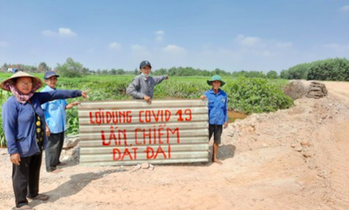 Năm 2020, nhiều người dân tại phường Phước Tân (TP Biên Hòa, Đồng Nai) đã cắm bảng tố cáo Công ty cổ phần Thương mại và xây dựng Phước Tân, chủ đầu tư dự án Khu dân cư Núi Dòng Dài vì cố tình san lấp nhiều diện tích đất của họ, trong khi chưa thương lượng, bồi thường.( Ảnh: Công an Nhân Dân)