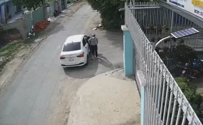 Đối tượng đi xe hơi lẻn vào trụ sở công ty trộm xe máy - Ảnh: cắt từ clip