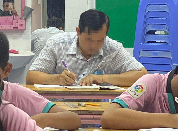 Bức ảnh chụp cảnh anh M. đang học bài được lan truyền trên mạng xã hội.