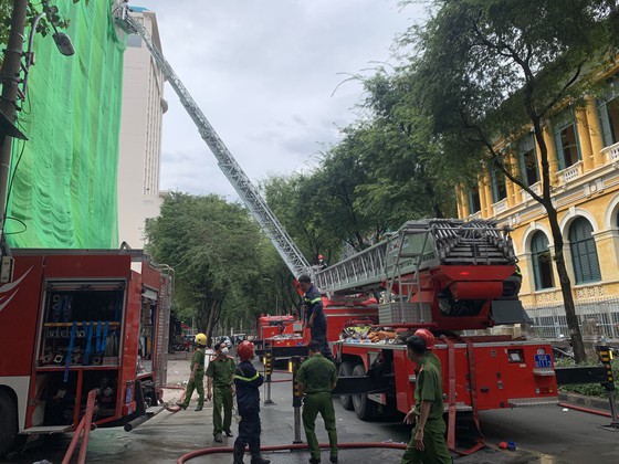 Lực lượng chữa cháy ở hiện trường. Ảnh: CHÍ THẠCH